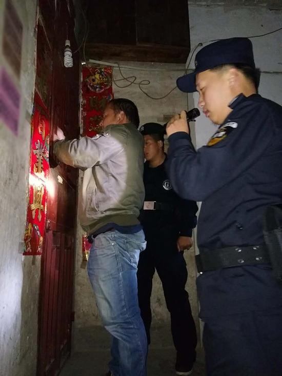 保山粗心妈妈误将幼女锁家中 民警全城寻开锁师傅开门