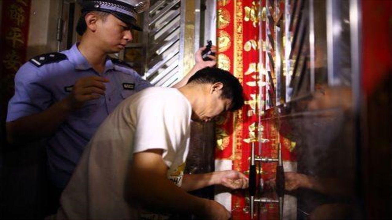 保山请开锁师傅开了锁后，师傅为什么一般都不进门，就算主人请也不进去？